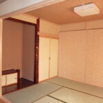 南に面した真壁づくりの和室
プリーツスクリーンを開ければ大きな掃出し窓から日の光がさんさんと降り注ぎます。