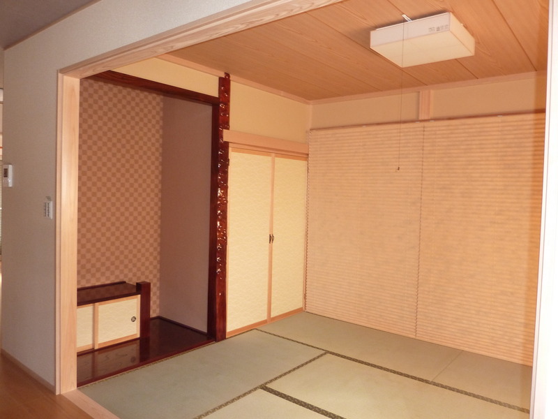 南に面した真壁づくりの和室
プリーツスクリーンを開ければ大きな掃出し窓から日の光がさんさんと降り注ぎます。