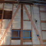 筋交いを入れる。
建築当時の図面には筋交いマークが書いてあるのに・・・
解体したら実際は入っていなかったので追加補強。
断熱材もばっちり入れました。