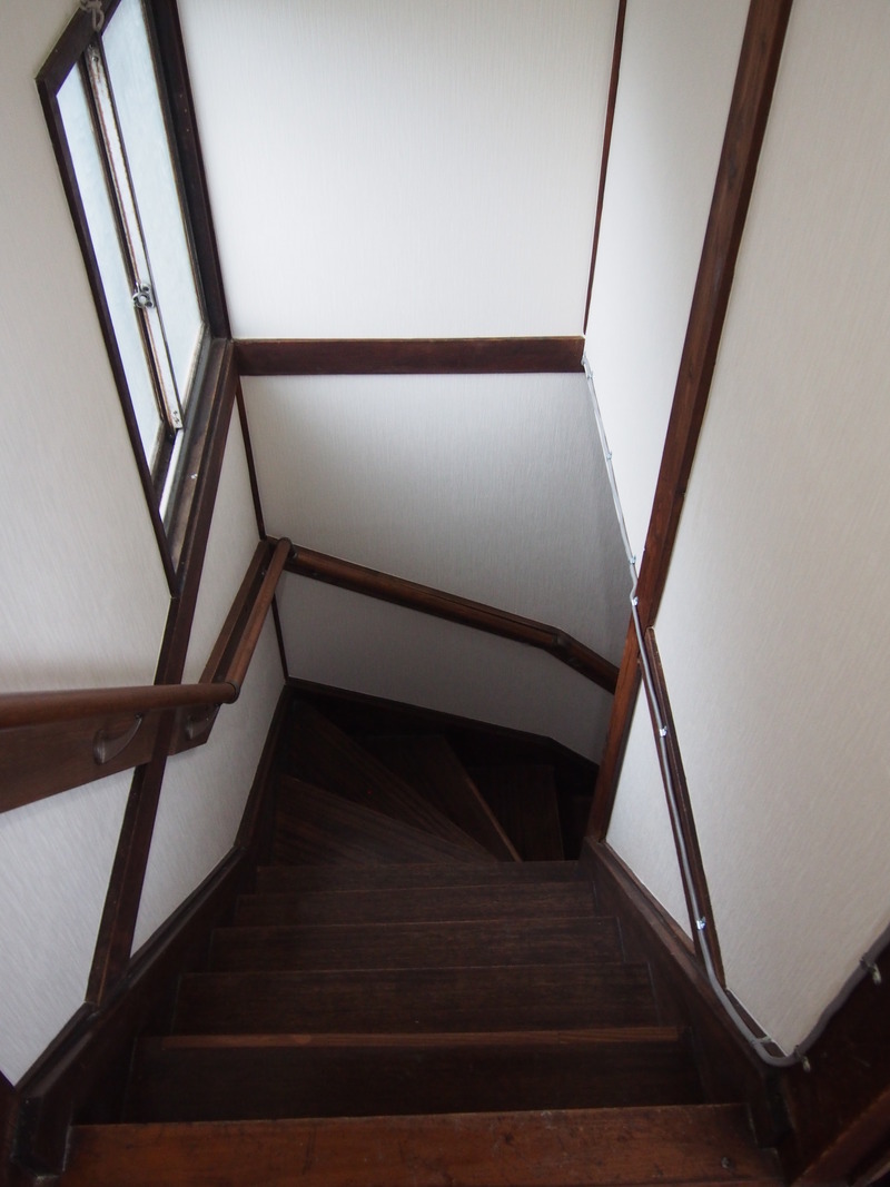 after
既存の真壁を利用し柱や桁をそのまま見えるようにしたので、長年の間にいい感じに色づいた柱と真っ白な壁の色合いのコントラストがレトロ＆オシャレな感じになりました。
手すりも後付けとは思えないくらい馴染んでくれました。ヽ(^。^)ノ