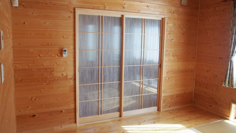 建具はお客様のイメージでそのまま建具屋さんに作っていただきました。
障子では暗くなってしまうので極力透け感のあるものが良いとのことで、ワーロンを使用しました。
柄もお客様の選ばれたのがばっちりはまって、いい感じです。(*^。^*)