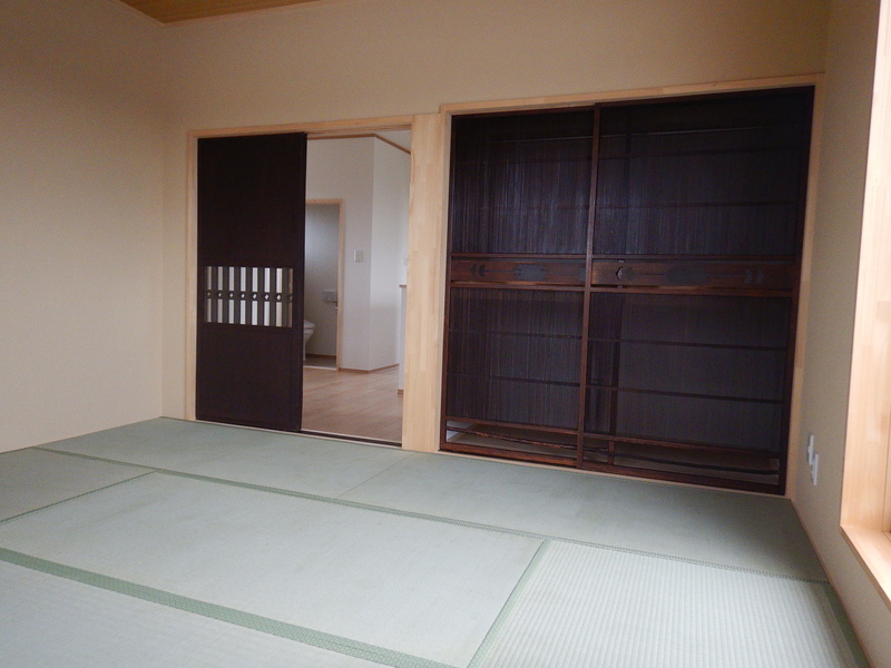古材の格子戸は通気性が良いので押入れの中も快適。
