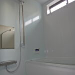 -bathroom-
シンプルイズベストな浴室です。
お掃除を考え極力シンプルにということで。
これはマネしたい！
意外と浴室の棚の下側とかの掃除は忘れがち。。。
毎日気持ちよく入るには掃除がしやすい方がいいですね。