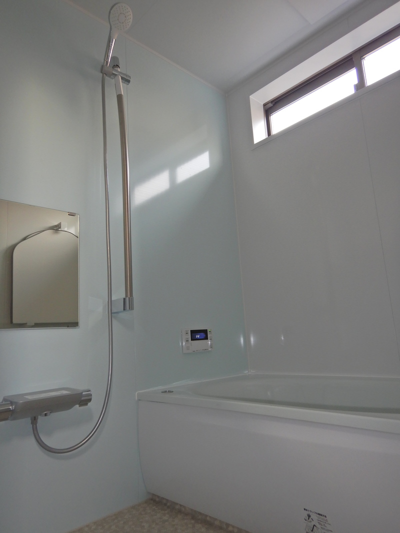 -bathroom-
シンプルイズベストな浴室です。
お掃除を考え極力シンプルにということで。
これはマネしたい！
意外と浴室の棚の下側とかの掃除は忘れがち。。。
毎日気持ちよく入るには掃除がしやすい方がいいですね。