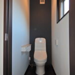 -toilet-
こちらは1F2Fとも同じ壁紙で統一されてます。