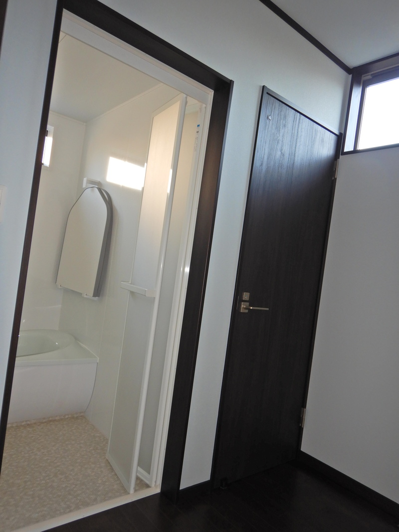 1Fのトイレは脱衣室を入った奥にあります。
小さいお子様のいるご家庭では
お風呂に入るとき服を脱いだ後に
『トイレッ！』というお子様も
多いのではないでしょうか。
そんな時、脱衣室からそのままいける
のでとっても便利です。